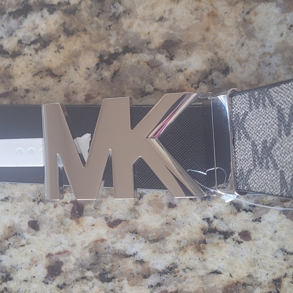 Michael Kors Reversible Belt - Picture 4 of 4